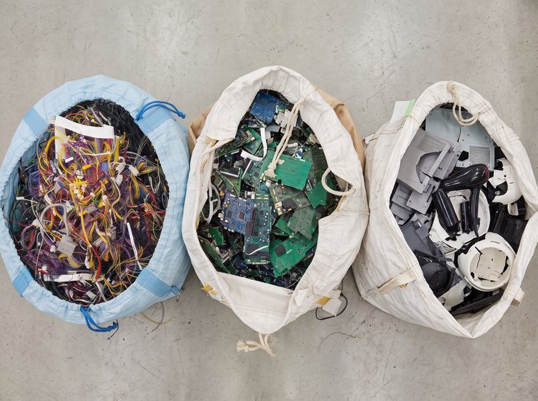 전선·기판·플라스틱으로 나눠 담은 마대
